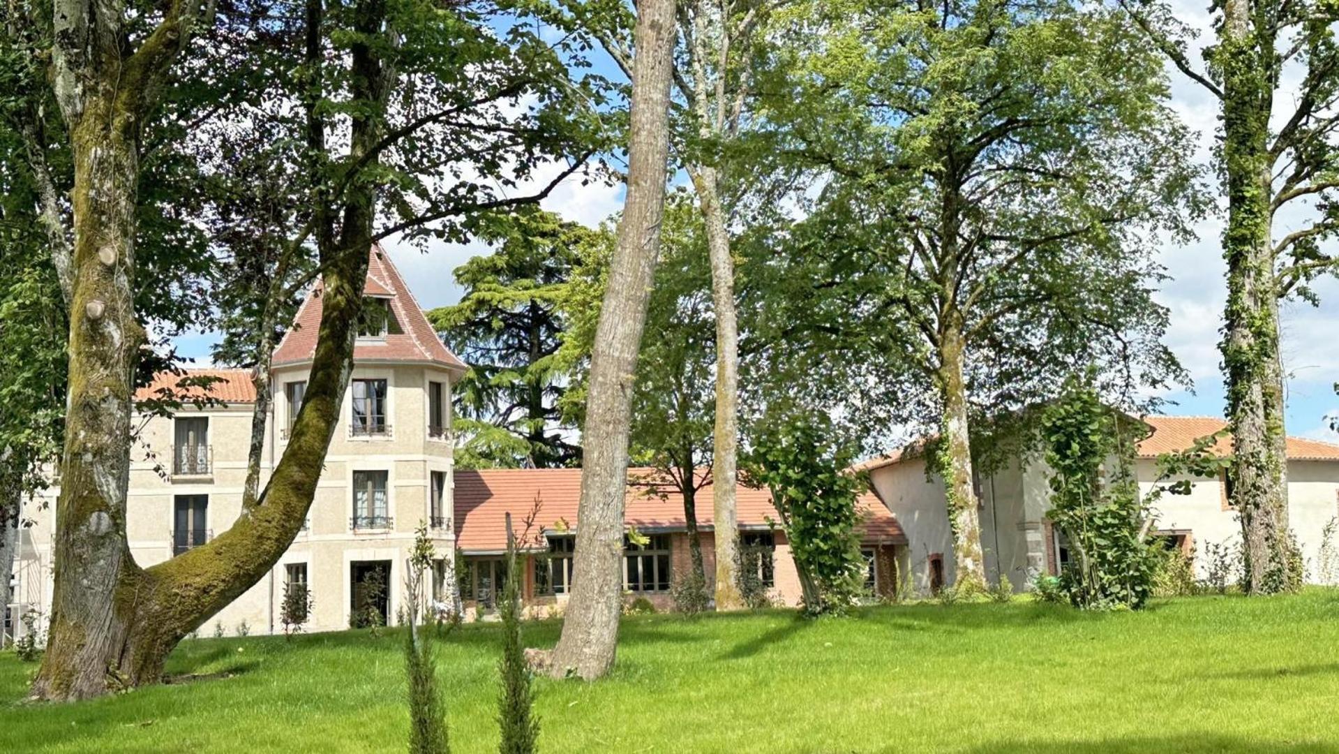 Bed and Breakfast Le Manoir Des Perrieres Rochechouart Exteriér fotografie
